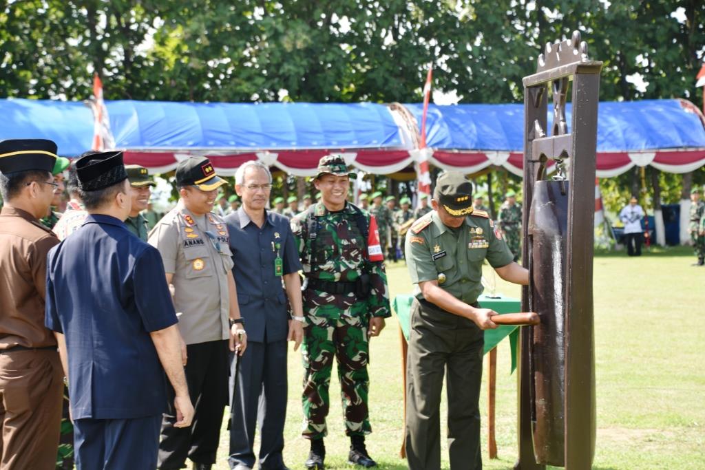 Danrem 073/Makutarama Pimpin Upacara Penutupan TMMD Reg ke-104